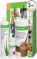 Pack de tres productos Herbalife incluyendo batido sustitutivo, complemento de aloe vera y multivitamínico, junto a una bolsa promocional.
