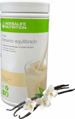 Batido sustitutivo Herbalife sabor vainilla con ingredientes naturales junto a flores de vainilla.